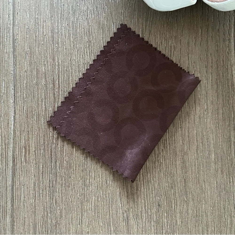 Coach Hard Sunglasses Case – Off White Signature Embossed | Preloved - Picture 6 of 6